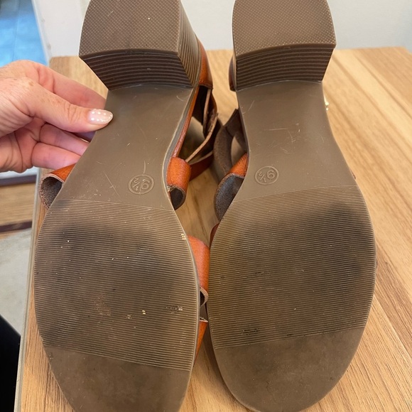 Big Buddha Brown Strappy Sandals Size 9.5 - Picture 5 of 5